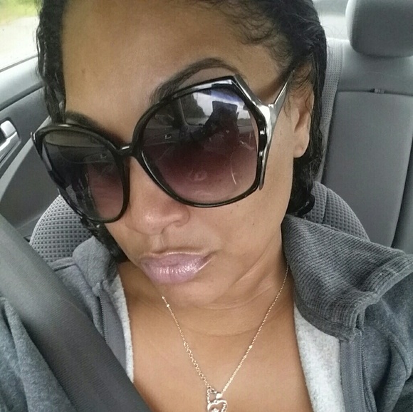 Meet your Posher, Alexis - Picture 2 of 5